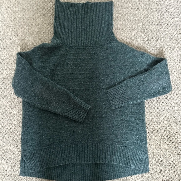 Old Navy - Green Knit Turtlneck Sweater - Picture 3 of 5